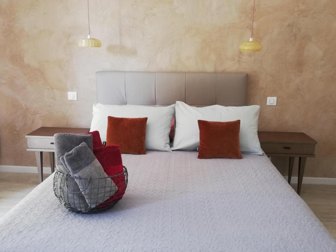 Les Perluetes Hotel Carennac Bagian luar foto